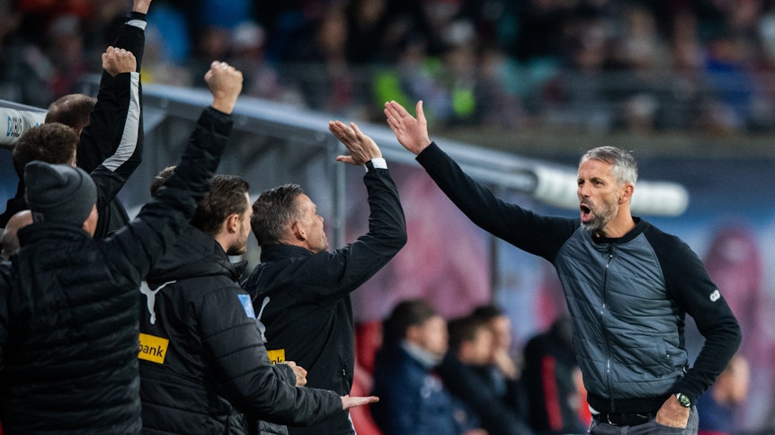 High Five! Marco Rose freut sich mit dem Trainerteam von Borussia Mönchengladbach über einen Treffer gegen RB Leipzig.