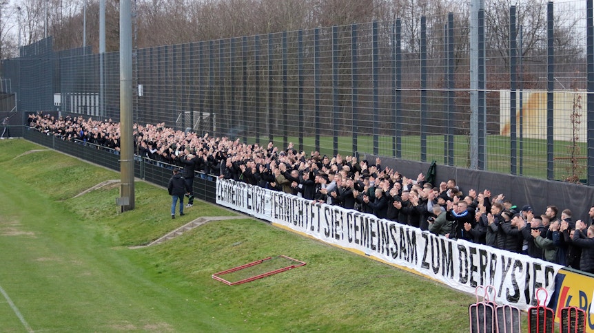 Die Gladbacher Ultras richteten am Tag vor dem Derby diese Botschaft an ihr Team.