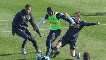 Abwehrspieler Mamadou Doucouré (Mitte) ist Borussia Mönchengladbach dankbar, dass der Verein ihn trotz einer anhaltenden Verletzungsmisere nicht hat fallen lassen.