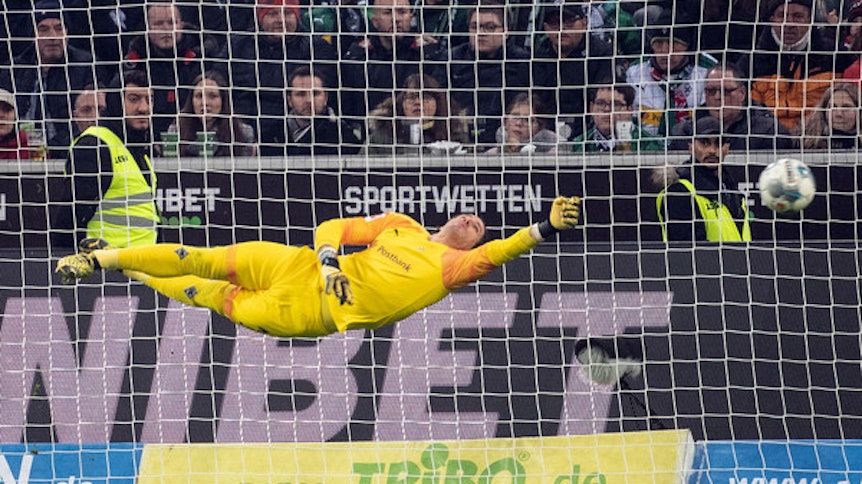 Yann Sommer fliegt, hier im Heimspiel gegen den FSV Mainz, das Borussia Mönchengladbach auch durch seine Paraden mit 3:1 gewann.