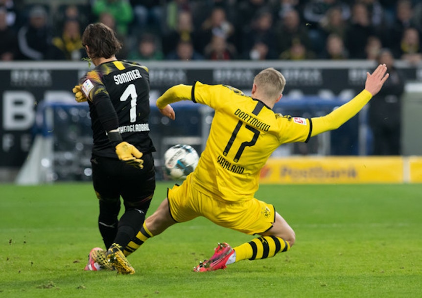 Yann Sommer klärt vor Dortmunds Erling Haaland.