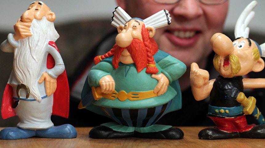 Majestix (Mitte) ist der Häuptling des gallischen Dorfes aus den Asterix-Comics.