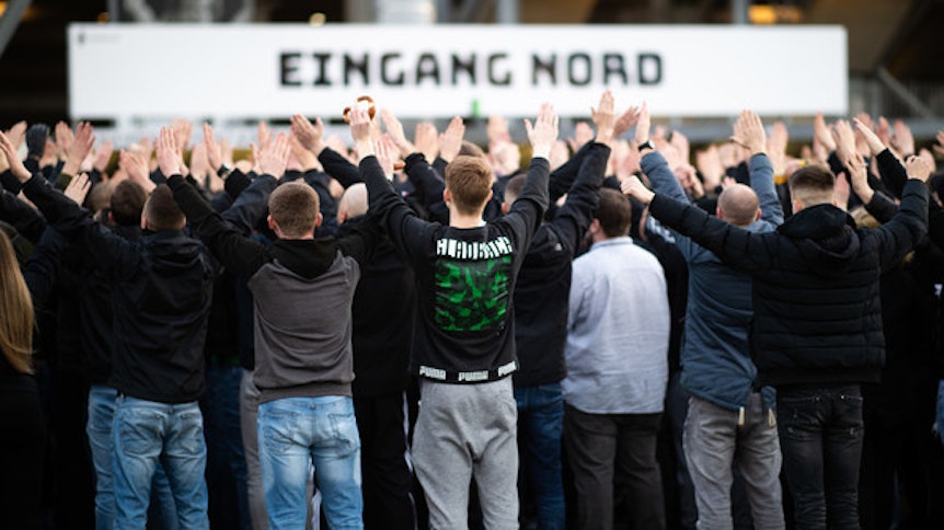 Schon vor dem Derby gegen Köln versammelten sich Hunderte Borussia-Fans vor dem Stadion.
