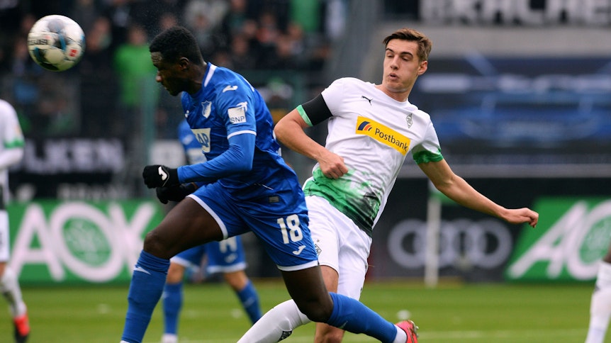Florian Neuhaus (r.) muss Samstag gegen den BVB aufpassen, sonst ist er im Derby gegen Köln gesperrt.