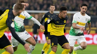 BVB-Star Jadon Sancho, verfolgt von Gladbachs Florian Neuhaus und Lars Stindl, ist an etwa 60 Prozent aller Dortmunder Tore beteiligt.