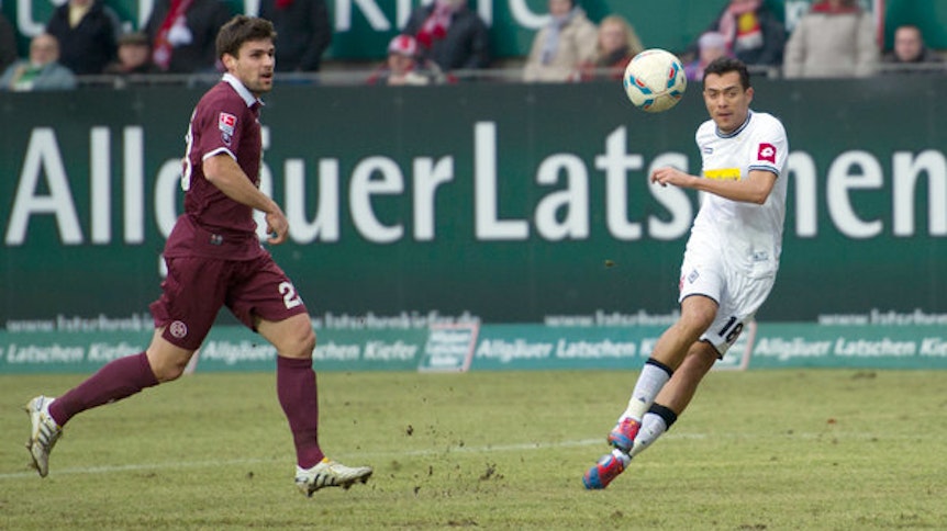 Juan Arango trifft gegen den 1. FC Kaiserslautern sehenswert per Außenrist.