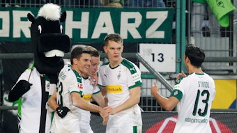Jonas Hofmann (l.) bejubelt gemeinsamt mit Patrick Herrmann und Matthias Ginter (r.) ein Tor für die Gladbacher Borussia. Kapitän Lars Stindl kommt hinzu. Ein Bild, das die Fohlen gerne auch am Samstag gegen den BVB sehen würden.
