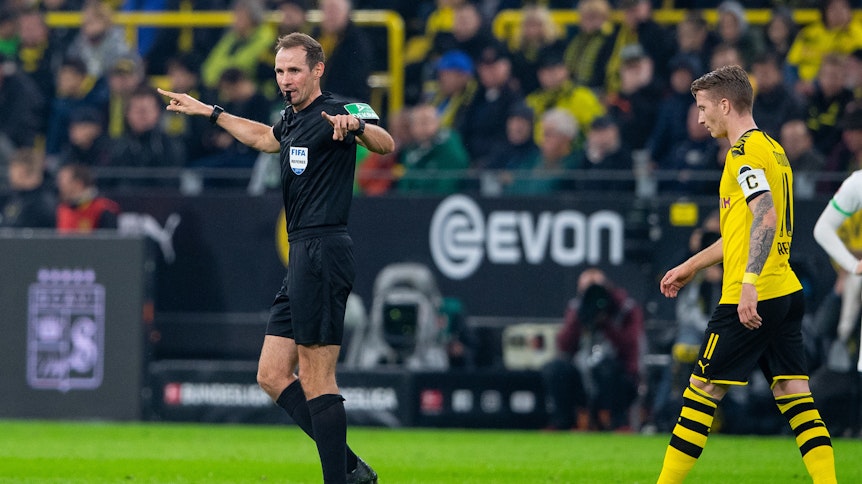 Schiedsrichter Sascha Stegemann leitet am Samstagabend das Top-Spiel im Borussia-Park.