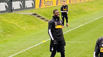Das sieht nach Entwarnung im Borussia-Park aus: Ein lächelnder Marcus Thuram trainierte bei der Abschlusseinheit der Gladbacher vor dem Top-Spiel gegen den BVB wieder voll mit.