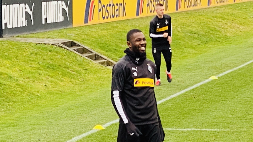 Das sieht nach Entwarnung im Borussia-Park aus: Ein lächelnder Marcus Thuram trainierte bei der Abschlusseinheit der Gladbacher vor dem Top-Spiel gegen den BVB wieder voll mit.