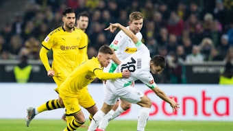 Dortmunds Thorgan Hazard (l.) im Duell mit Gladbach-Verteidiger Stefan Lainer.