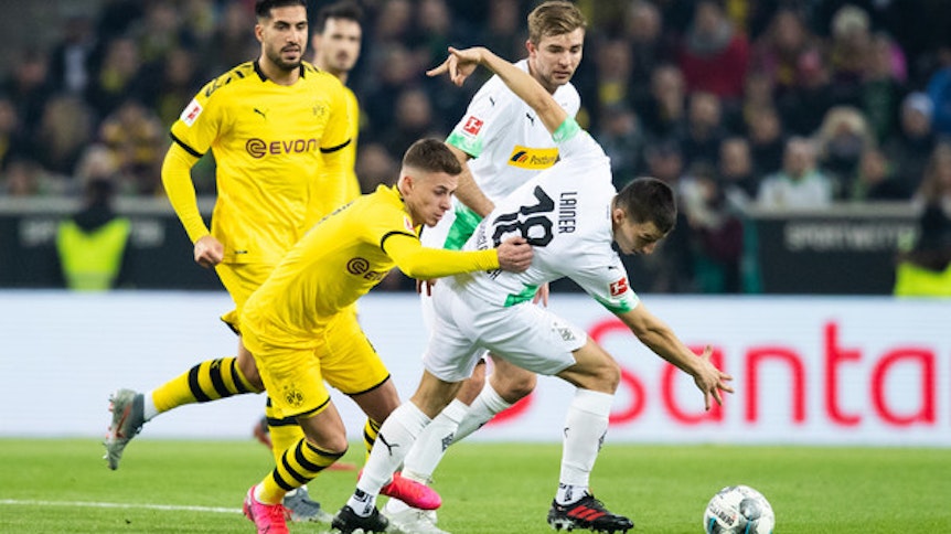 Dortmunds Thorgan Hazard (l.) im Duell mit Gladbach-Verteidiger Stefan Lainer.
