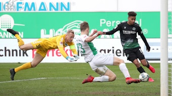 Linton Maina (r.) in Aktion: In dieser Szene bereitet Hannovers Offensiv-Flitzer gegen Liga-Konkurrent Fürth einen Treffer vor.