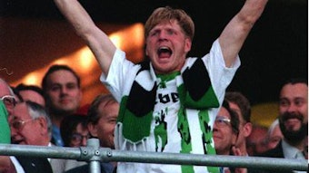 Da ist das Ding! Stefan Effenberg jubelt 1995 im Berliner Olympiastadion über den Pokalsieg mit Borussia Mönchengladbach.