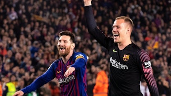 Der in Mönchengladbach geborene und aufgewachsene Torhüter Marc-André ter Stegen (r.) feiert gemeinsam mit Superstar Lionel Messi (l.) einen Sieg im Trikot des FC Barcelona.