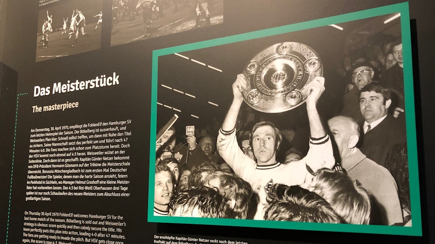Auch im Vereinsmuseum zu sehen: Günter Netzer streckt am 30. April 1970 die erste Meisterschale von Borussia Mönchengladbach in die Höhe.