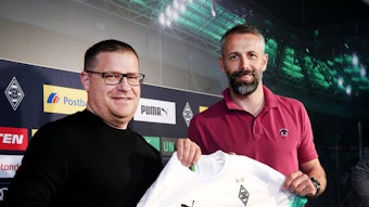 Manager Max Eberl (l.) und Trainer Maco Rose halten auch in der kommenden Saison ein weißes Heimtrikot von Ausrüster Puma in den Händen. Das dürfte feststehen. Allerdings droht die Brust der Borussia blank zu bleiben.