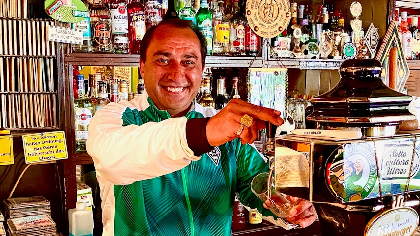 Gastronom Mustafa Cetin betreibt die Fan-Kneipe „Endlich-Treff“. Ein bekannter Anlaufpunkt für Borussia-Anhänger im Herzen der Gladbacher Altstadt.