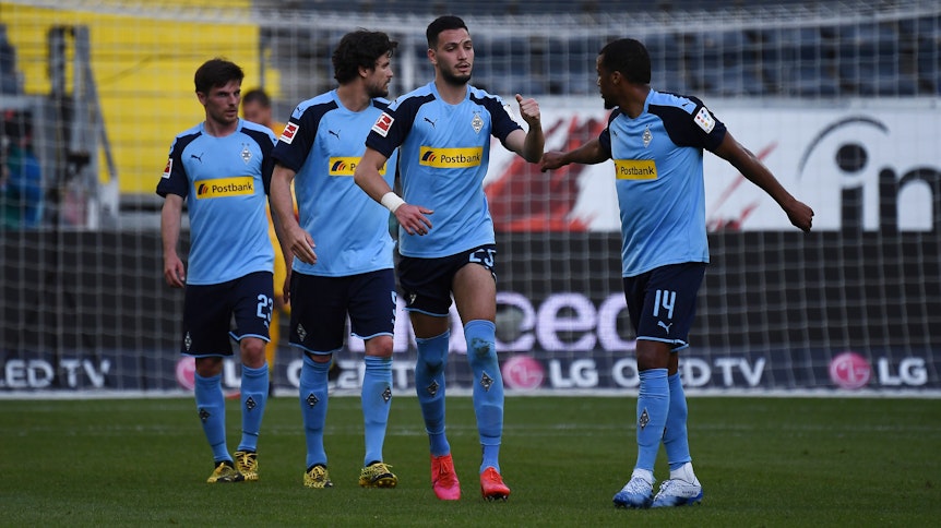 Ramy Bensebaini und Alassane Plea (r.) konnten sich beim 3:1-Auswärtssieg bei Eintracht Frankfurt gegenseitig zu ihren Toren gratulieren.