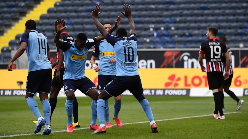 Breel Embolo und Marcus Thuram bejubeln den Gladbacher Treffer zum 2:0 gegen Eintracht Frankfurt.