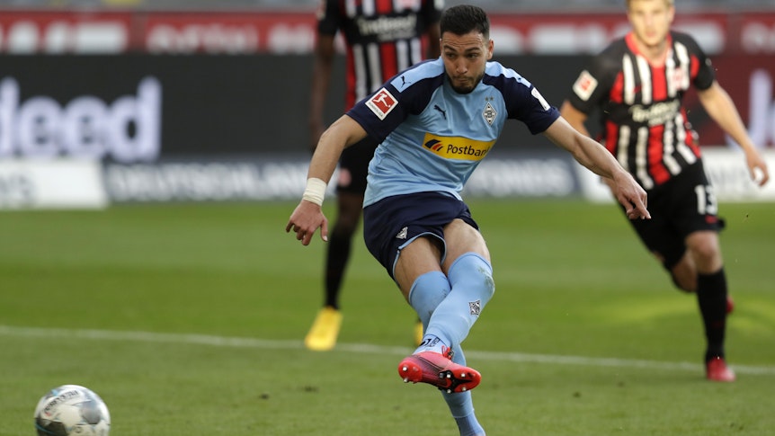 Ramy Bensebaini hat gegen Eintracht Frankfurt seinen zweiten Elfmeter für Borussia Mönchengladbach verwandelt.