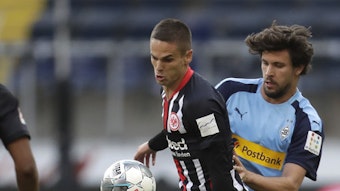 Tobias Strobl (r.) von Bundesligist Borussia Mönchengladbach, hier in Aktion gegen Frankfurts Mijat Gacinovic, lieferte eine gute Partie zum Restart.