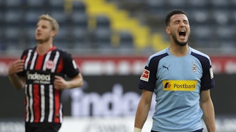 Ramy Bensebaini brüllt seine Freude über einen verwandelten Foulelfmeter in Frankfurt hinaus. Ob Borussias Linksverteidiger gegen Leverkusen spielen kann, ist noch offen.