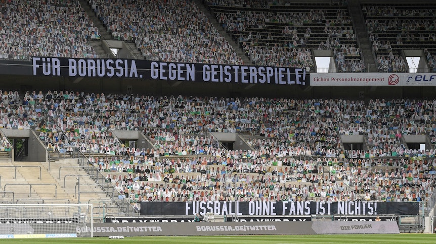 Diese Banner hat das Gladbacher Fanprojekt im Borussia-Park aufgehängt.