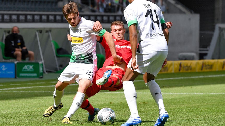 Jonas Hofmann (l.) erwischte gegen Bayer 04 Leverkusen keinen guten Tag.
