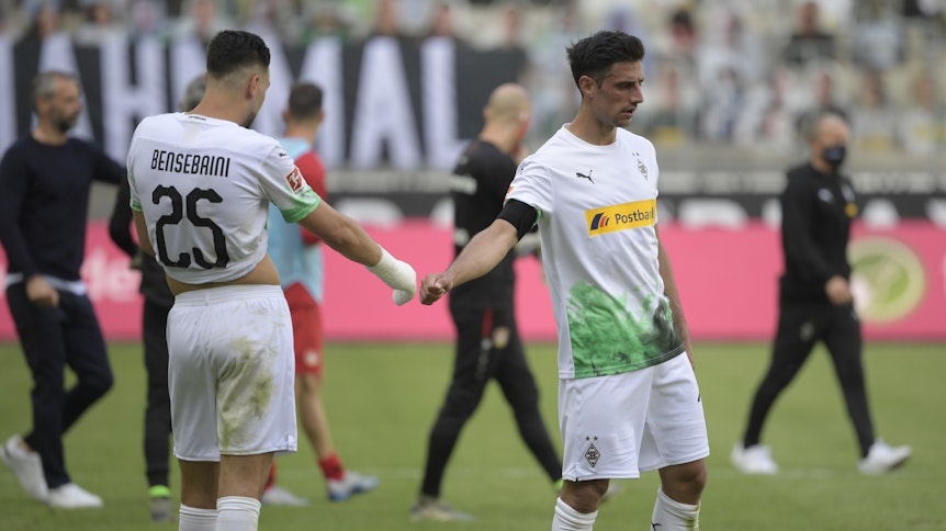 Ramy Bensebaini und Lars Stindl von Borussia Mönchengladbach nach der 1:3-Niederlage gegen Bayer 04 Leverkusen.