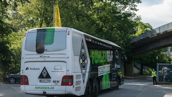Wie schon vor zehn Tagen, als es nach Frankfurt ging, fahren die Borussen mit dem Bus zum Auswärtsspiel nach Bremen. Marco Rose kommt im Auto hinterher.