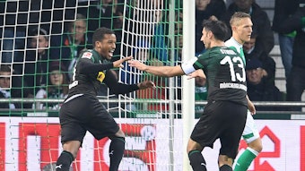 Alassane Plea bejubelt mit Lars Stindl eines seiner drei Tore beim bislang letzten Gastspiel von Borussia Mönchengladbach bei Werder Bremen.