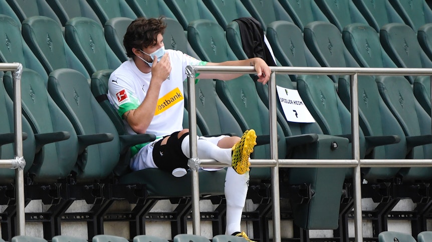 Tobias Strobl hat sich im Spiel von Borussia Mönchengladbach gegen Bayer 04 Leverkusen verletzt.