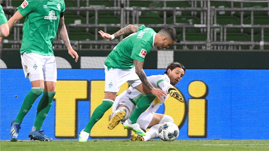 Knapp war's: Yann Sommer lässt sich von Werder Bremens Leonardo Bittencourt den Ball abluchsen. Am Ende hielt der Keeper mit Borussia Mönchengladbach aber die Null.