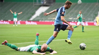 Werders Klaassen liegt nach dem Zweikampf mit Christoph Kramer am Boden. Zuvor hatte ihn Kramer an der Strafraumkante leicht touchiert.