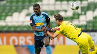 Werder-Keeper Jiri Pavlenka kommt raus und trifft nicht den Ball, sondern den Bauch von Gladbach Marcus Thuram.