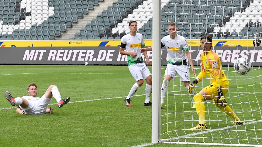 Nico Elvedi, Florian Neuhaus, Matthias Ginter und Yann Sommer (v.l.n.r.) schauen dem Ball hinterher, der gegen Bayer 04 Leverkusen zum 1:3 im Tor einschlägt.