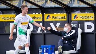 Gladbachs Manager Max Eberl (r.) konnte sich nach dem 4:1-Sieg gegen Union Berlin über drei Punkte für Borussia freuen - und mit Patrick Herrmann (l.) abklatschen.