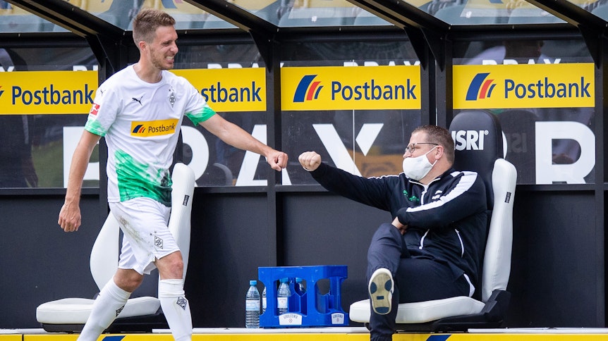 Gladbachs Manager Max Eberl (r.) konnte sich nach dem 4:1-Sieg gegen Union Berlin über drei Punkte für Borussia freuen - und mit Patrick Herrmann (l.) abklatschen.
