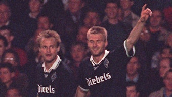Jörg Neun und Andrzej Juskowiak jubeln im Jahr 1996 für Borussia Mönchengladbach – ganz in Schwarz.