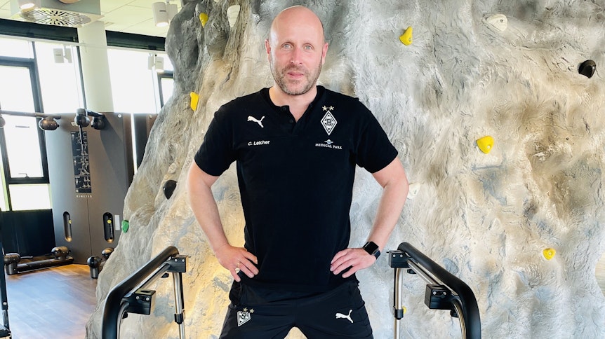 Carsten Leicher steht auf einem Trainingsgerät mit dem Namen „Dimove“. Der 46-Jährige ist Leiter des Rehazentrums Medical Park Borussia Mönchengladbach.