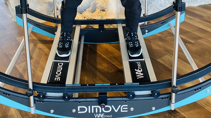 So sieht das übrigens „von unten“ aus, wenn Übungen auf dem sogenannten „Dimove“ stattfinden. Dieses Fitness-Gerät wurde von einem ehemaligen Eishockey-Profi entwickelt.