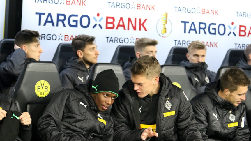 Im DFB-Pokal-Spiel bei Borussia Dortmund durfte Conor Noß (oben links) auf der Ersatzbank Platz nehmen.