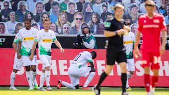 Borussia Mönchengladbach stellt sich nach dem Kniefall von Marcus Thuram geschlossen hinter den Spieler.