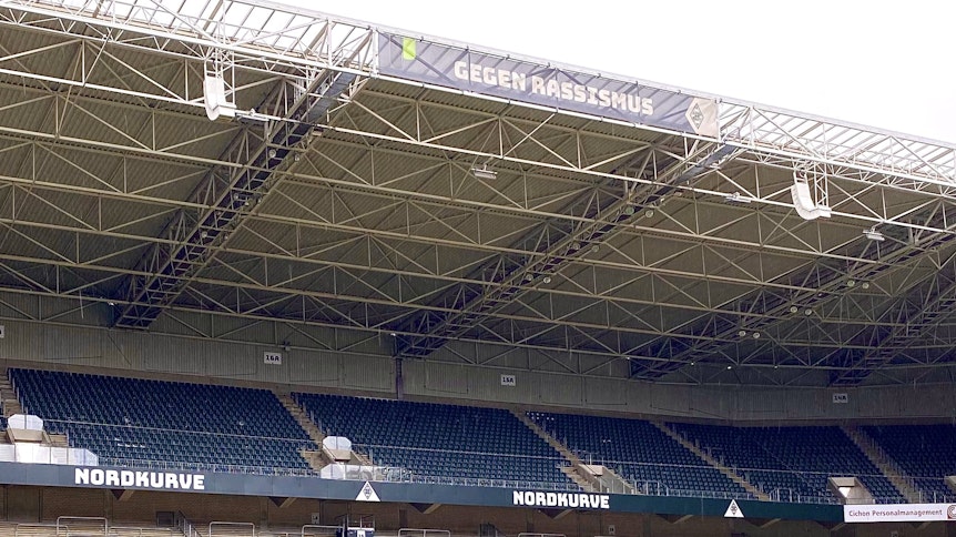 Der Verein VfL Borussia Mönchengladbach bekennt sich nicht nur mit riesigen Bannern unter dem Stadiondach gegen Themen wie Rassismus und Diskriminierung.