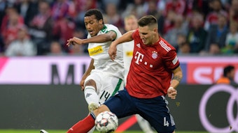 In dieser Szene trifft Borussen-Stürmer Alassane Plea, hier im Duell mit Bayern-Verteidiger Niklas Süle, im Oktober 2018 zum 1:0 in der Allianz-Arena. Am Ende bejubelt Gladbach ein 3:0. Plea ist nun in München gesperrt.