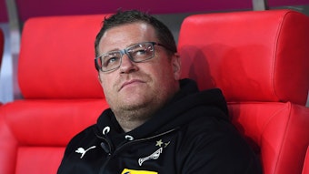 Max Eberl, Manager von Borussia Mönchengladbach, sitzt wegen einer Rot-Sperre am Samstag beim Liga-Duell in München nicht auf der Ersatzbank des VfL, sondern nur auf der Tribüne.