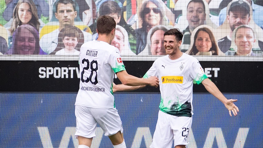 Matthias Ginter (l.) und Jonas Hofmann wollen nach dem 3:0-Sieg gegen den VfL Wolfsburg bis zum Ende um die Champions-League-Plätze kämpfen.