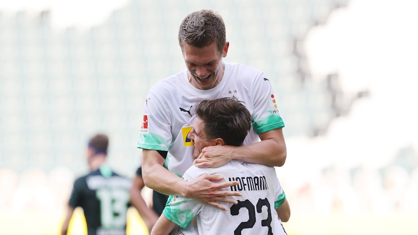 Matthias Ginter gratuliert Jonas Hofmann zu seinem Tor zum 2:0 gegen den VfL Wolfsburg, das er ihm selbst auflegte. Borussia Mönchengladbach gewann am Ende 3:0.
