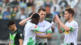 Borussias Abwehr-Bosse Matthias Ginter (Mitte) und Nico Elvedi (r.) konnten sich nach Abpfiff mit dem eingewechselten Mamadou Doucouré über den Sieg gegen den VfL Wolfsburg freuen.